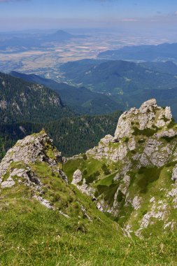 Resimli dağlık arazi gündüz vakti yaz dağlarında görünür. 