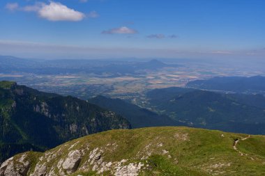 Yazın dağlık arazide gündüz manzaralı dağ manzarası