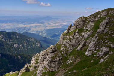 Yazın dağlık arazide gündüz manzaralı dağ manzarası