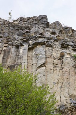 Taş ocağındaki kumtaşı, bazalt ve dross katmanlarının oluşumlarının gündüz görünümü