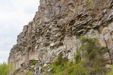 Gündüz vakti terk edilmiş taş ocaklarında kaya, kumtaşı ve yosun tabakaları görülür.