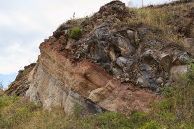 Terk edilmiş bir taş ocağında bazalt, kumtaşı, yosun ve diğer katmanlardan oluşan çeşitli kaya oluşumları