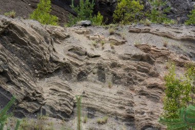 Taş ocağında kaya oluşumları, bazalt ve yosun katmanları