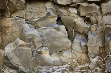 Terk edilmiş taş ocaklarında bazalt, kumtaşı oluşumları