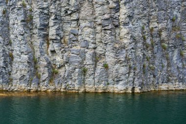 Bazalt, kumtaşı, yosun ve diğerleri terk edilmiş taş ocaklarında birleşerek göl duvarları oluştururlar.
