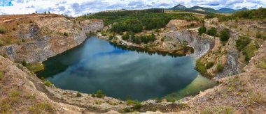Terk edilmiş bir bazalt ve kumtaşı ocağı yerine gök mavisi bir göl oluştu. Şimdi her yerde ormanlar var.