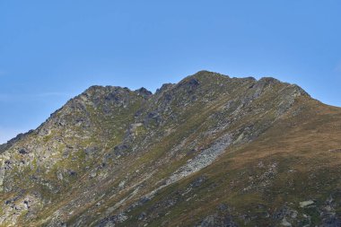 Gündüz dağ manzarası ve yaz sonlarında zirve, hareketli manzara