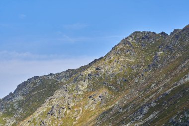 Gündüz dağ manzarası ve yaz sonlarında zirve, hareketli manzara