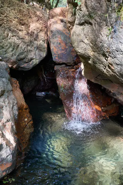 Büyük kayalarla dolu bir vadideki temiz su nehri, hızlı ve havuz oluşturur.