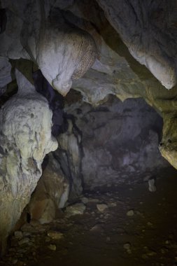 Çeşitli şekillerde kireçtaşı dağlarındaki boş mağara