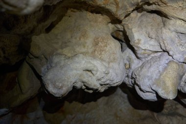 Çeşitli şekillerde kireçtaşı dağlarında derin bir mağara