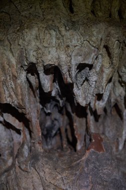 Çeşitli şekillerde kireçtaşı dağlarında derin bir mağara