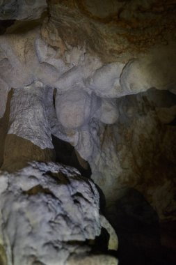 Çeşitli şekillerde kireçtaşı dağlarında antik yeraltı mağaraları
