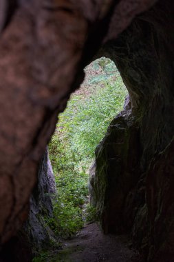 Çeşitli şekillerde kireçtaşı dağlarındaki boş mağara