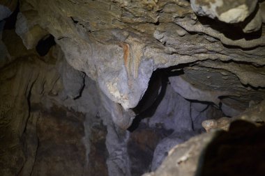 Çeşitli şekillerde kireçtaşı dağlarında derin bir mağara