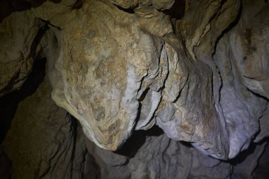 Çeşitli şekillerde kireçtaşı dağlarında antik yeraltı mağaraları