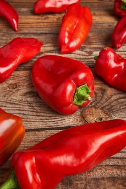 Köy tahtasında pişmeye hazır çiğ organik kırmızı biber.