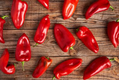 Köy tahtasında pişmeye hazır çiğ organik kırmızı biber yatıyordu.