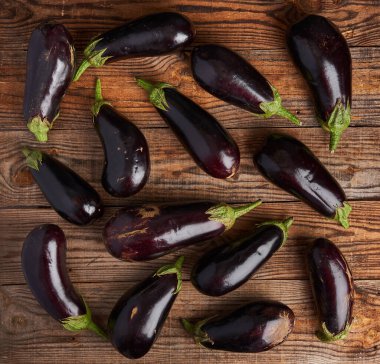 Köy tahtasında çiğ organik patlıcanlar, yakın plan.