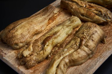 Pişirmeye hazır ızgara patlıcan yakın çekim. 