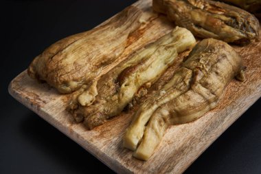 Lezzetli ızgara patlıcan çeşitli yemekler için hazır.  