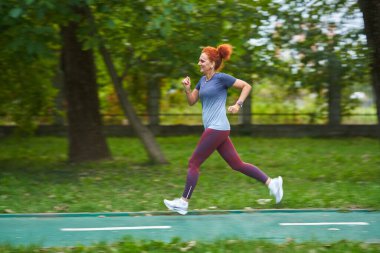 Atletik bayan koşucu eğitimi sonbaharın başlarında parkta