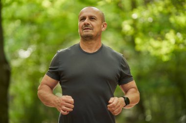 Yazın sabah parkta koşan atletik koşucu 