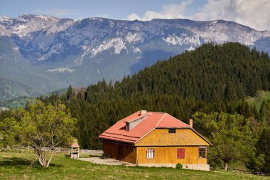 Yazın başlarında dağlarda kır kulübeleri ya da Chalet 'ler