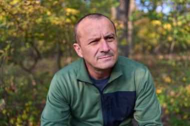 Gündüz vakti olgun bir adamı güpegündüz, sonbahar parkında vurdu. 