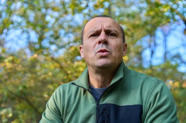 Parkta sportif, olgun bir adamın yakın çekimi. 