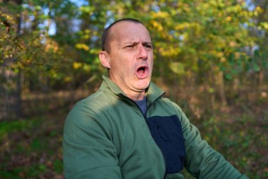 Gündüz vakti olgun bir adamı güpegündüz, sonbahar parkında vurdu. 