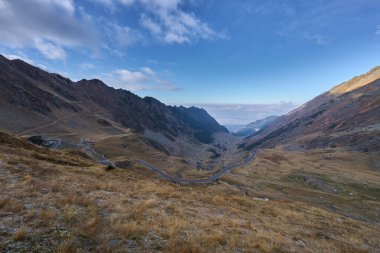 Romanya 'daki Transfagarasan otoyolunun Fagaras sıradağlarındaki geniş açılı manzara görüntüsü