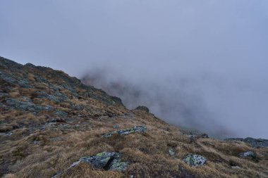 Soğuk bir Kasım gününde kayalık dağlarla ve yürüyüş yollarıyla manzara
