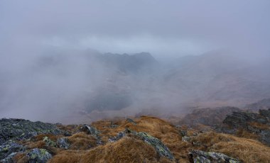 Soğuk Kasım gününde patikalarla ve dağlarla kaplı manzara