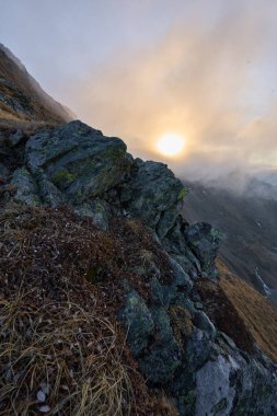 Soğuk Kasım gününde patikalarla ve dağlarla kaplı manzara