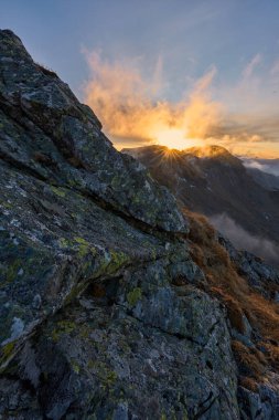 Soğuk bir kasım gününde yürüyüş yolları ve kayalık dağlar.