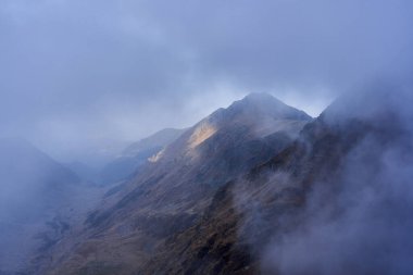 Soğuk bir Kasım gününde kayalık dağlarla ve yürüyüş yollarıyla manzara
