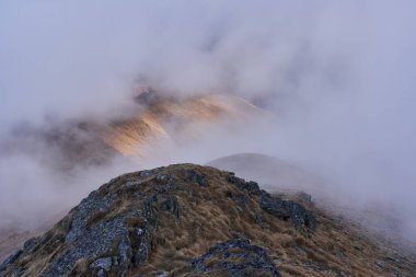 Soğuk bir kasım gününde Rocky dağları ve yürüyüş yolları