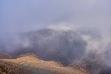 Gündüz yürüyüş yolları ve soğuk sonbahar günlerinde kayalık dağlar.