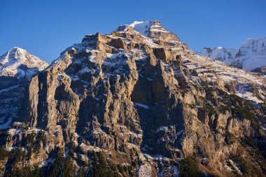 Soğuk, güneşli bir Kasım gününde İsviçre Alpleri ile manzara açık mavi gökyüzü altında kar ile pudralanmış.