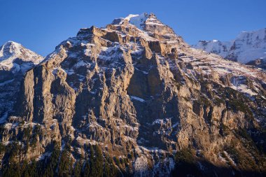 Soğuk, güneşli bir Kasım gününde İsviçre Alpleri ile manzara açık mavi gökyüzü altında kar ile pudralanmış.
