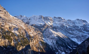 Soğuk, güneşli bir Kasım gününde İsviçre Alpleri ile manzara açık mavi gökyüzü altında kar ile pudralanmış.