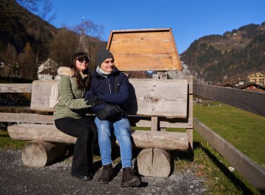 İsviçre Alplerinde yürüyüş yapan ve fotoğraf çeken genç turistler