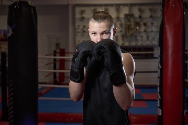 Kickbox kulübünde siyah eldivenli kickboksör portresi.