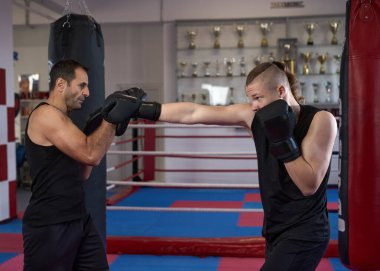 Kickboks antrenmanında pedlerle kickboks antrenmanı