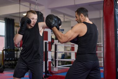 Kickboks antrenmanında pedlerle kickboks antrenmanı