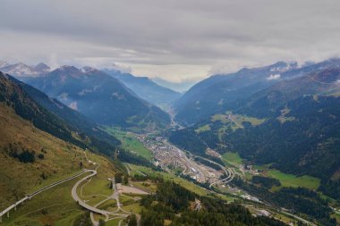 İsviçre Alpleri 'ndeki Gotthard Geçidi' nin dolambaçlı yolu Airolo kasabasından geçiyor.