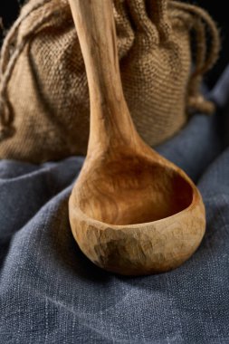 El oyması kiraz ağacından kepçeyle yakın plan gri bir bez üzerinde