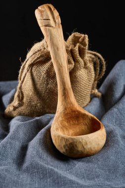 El oyması kiraz ağacından kepçeyle yakın plan gri bir bez üzerinde