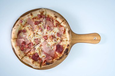 Beyaz arka planda izole edilmiş leziz İtalyan pizzası. Yukardan düz çekim.